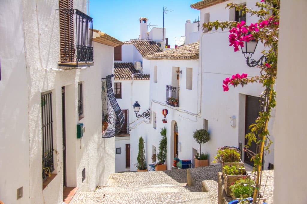 Best Neighborhoods in Alicante for Expats - 2026 Guide